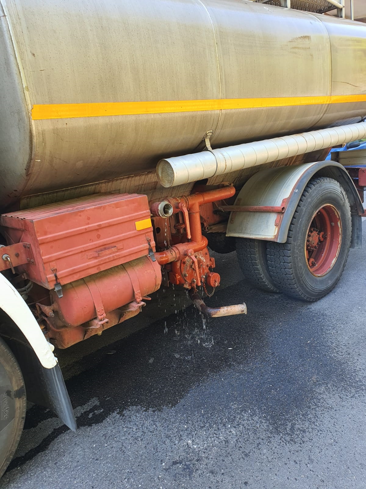 Autobotte che perde