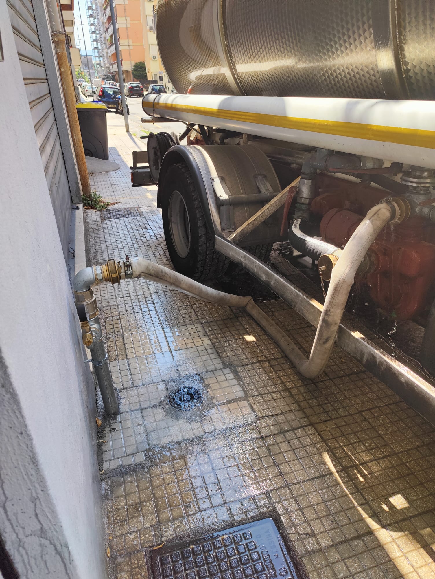 Foto autobotte in via Lanzetta